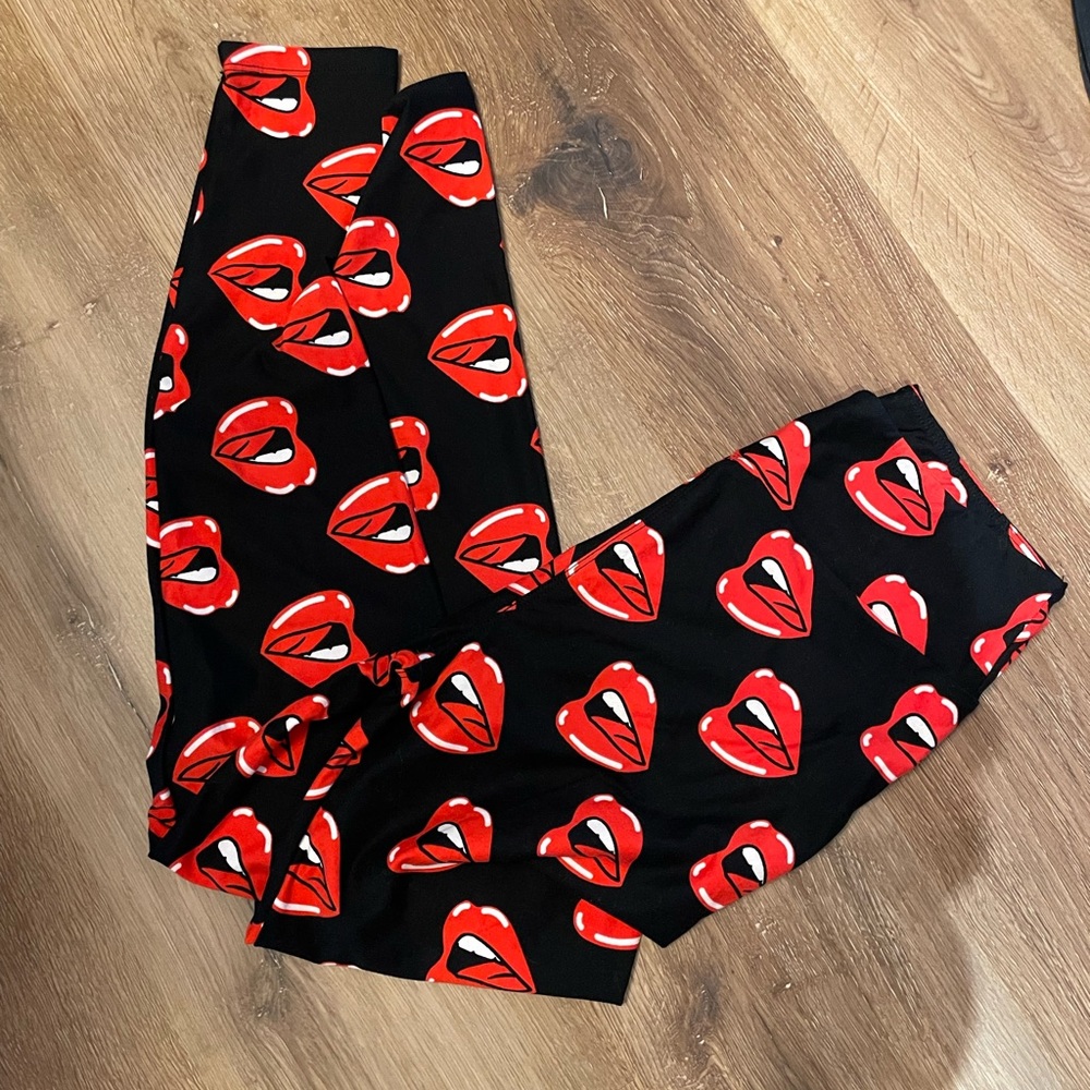 Lularoe ROLLING STONE One Size Lip print leggings